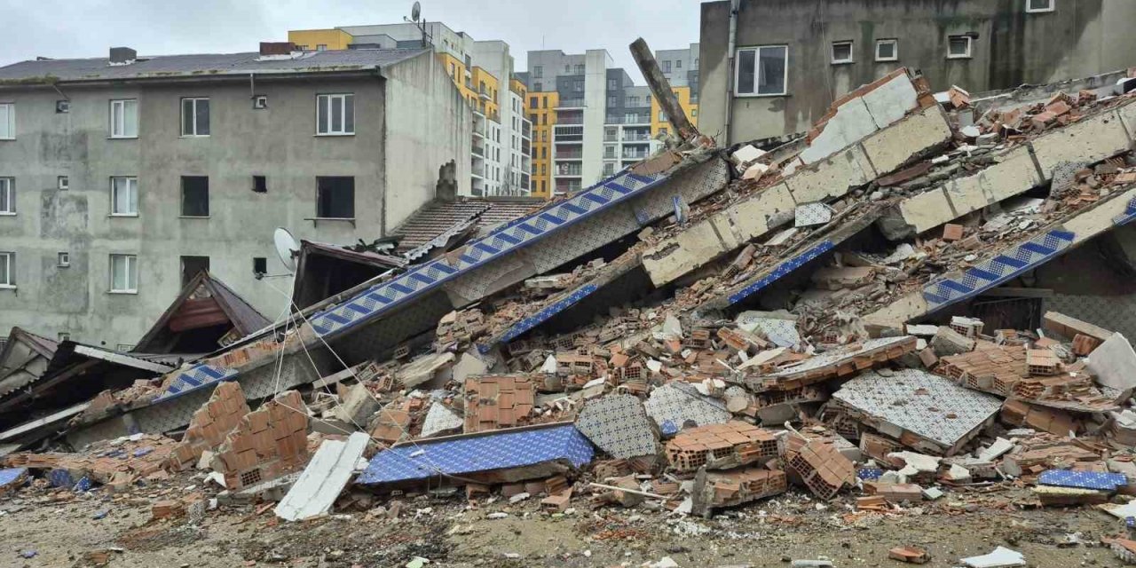 İBB yıkımında büyük hata! Bina yan yattı