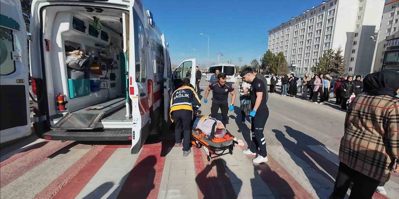 Yaya geçidinde kaza! Üniversiteli genç kız yaralandı