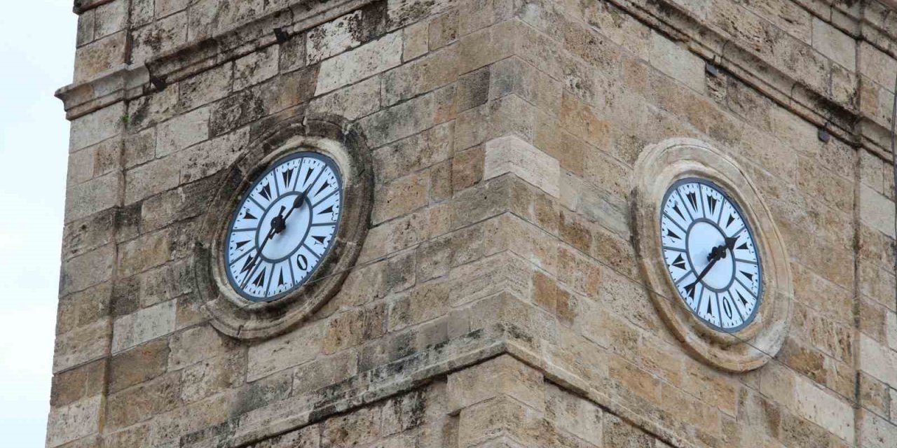 Antalya Saat Kulesi’nde Zaman Yine Durdu: Restorasyon Dikiş Tutmadı!