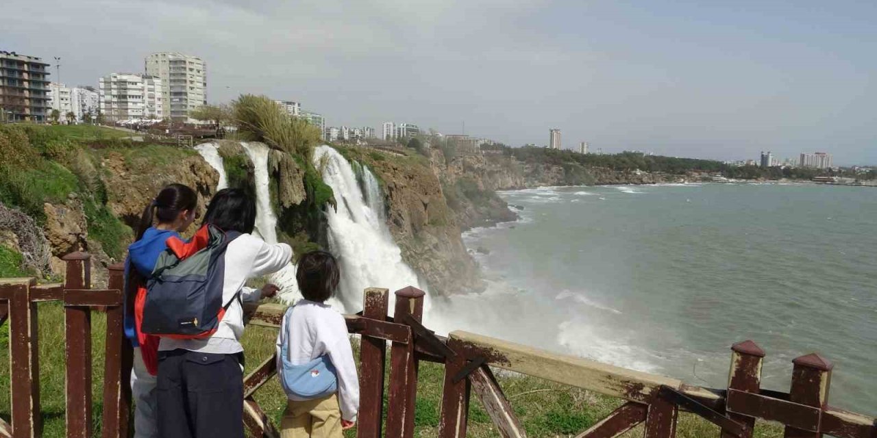 Dünyaca ünlü Düden Şelalesi denizi boyadı