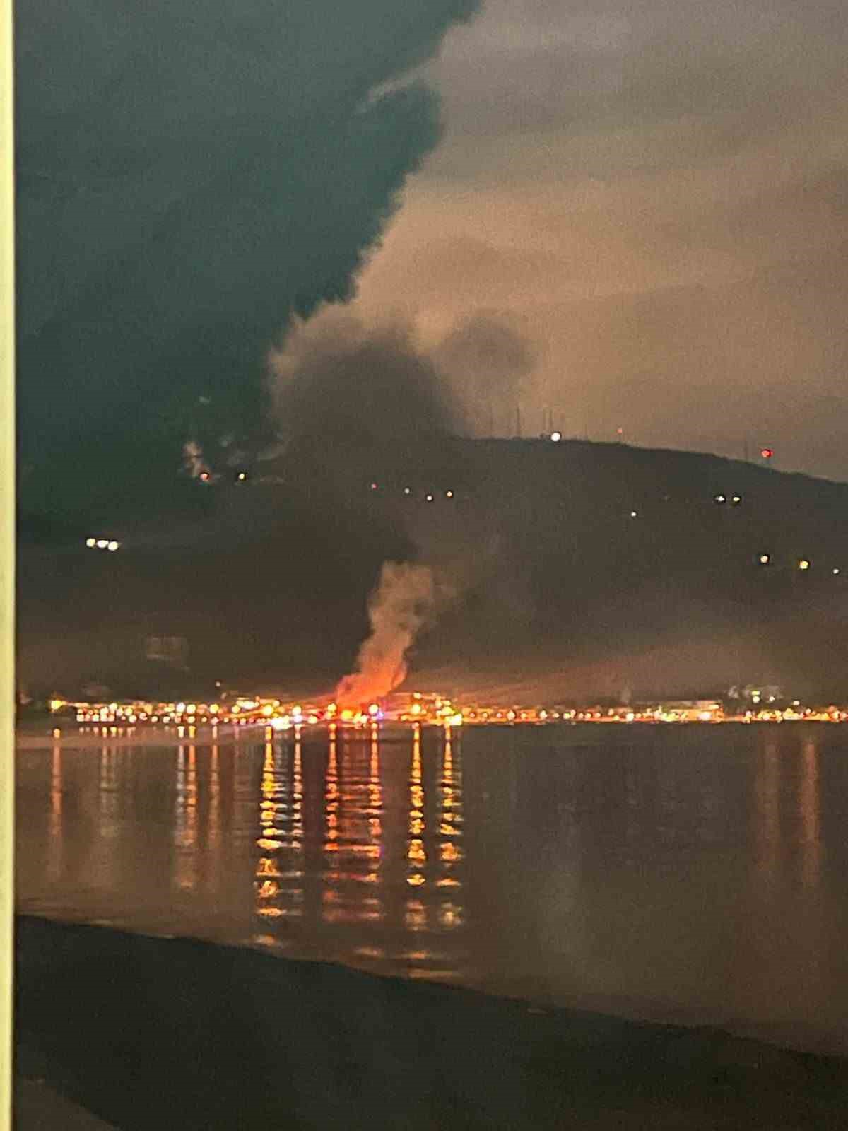 Ünlü mekan alevlere teslim oldu! Kurşunlu Sahili’nde yangın paniği