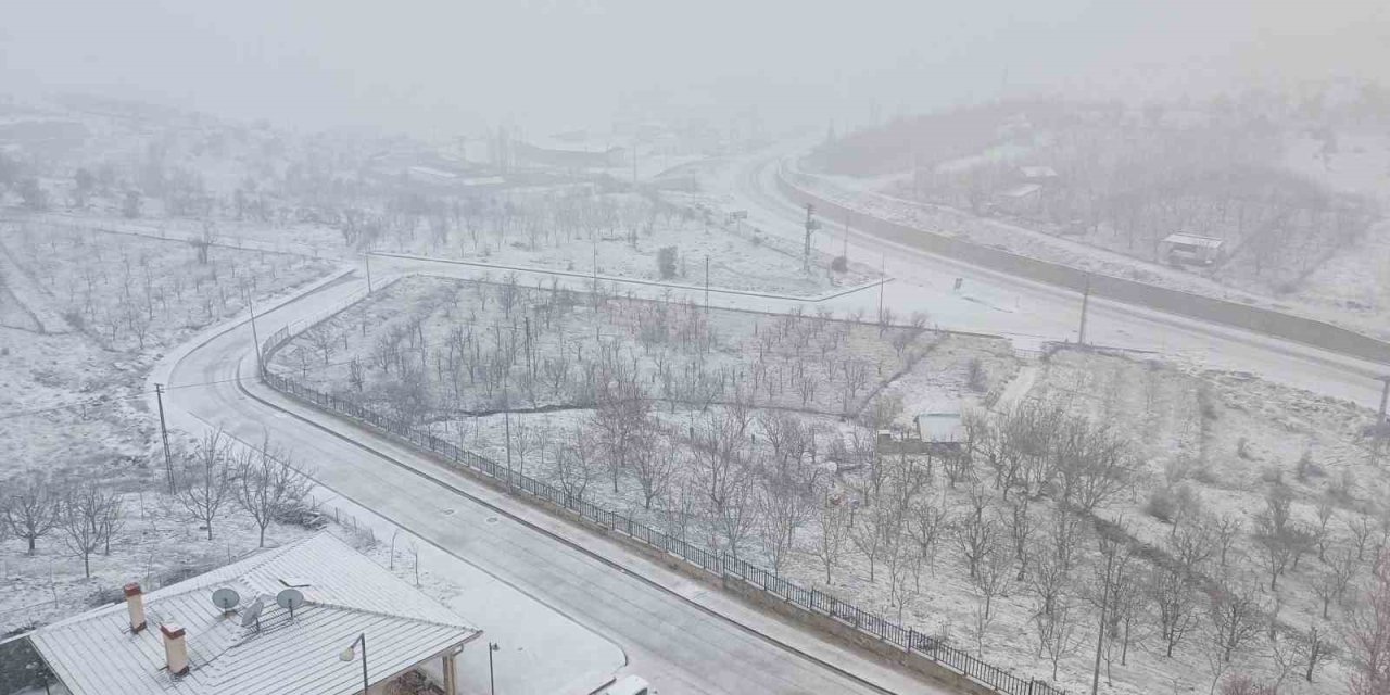 Hadim’de Kar Yağışı İlçeyi Beyaza Bürüdü