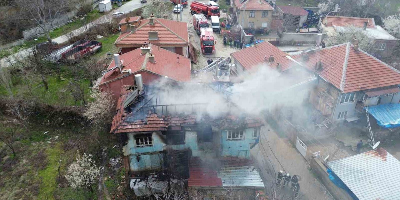 86 Yaşındaki Ayşe Nine Yangından Son Anda Kurtuldu
