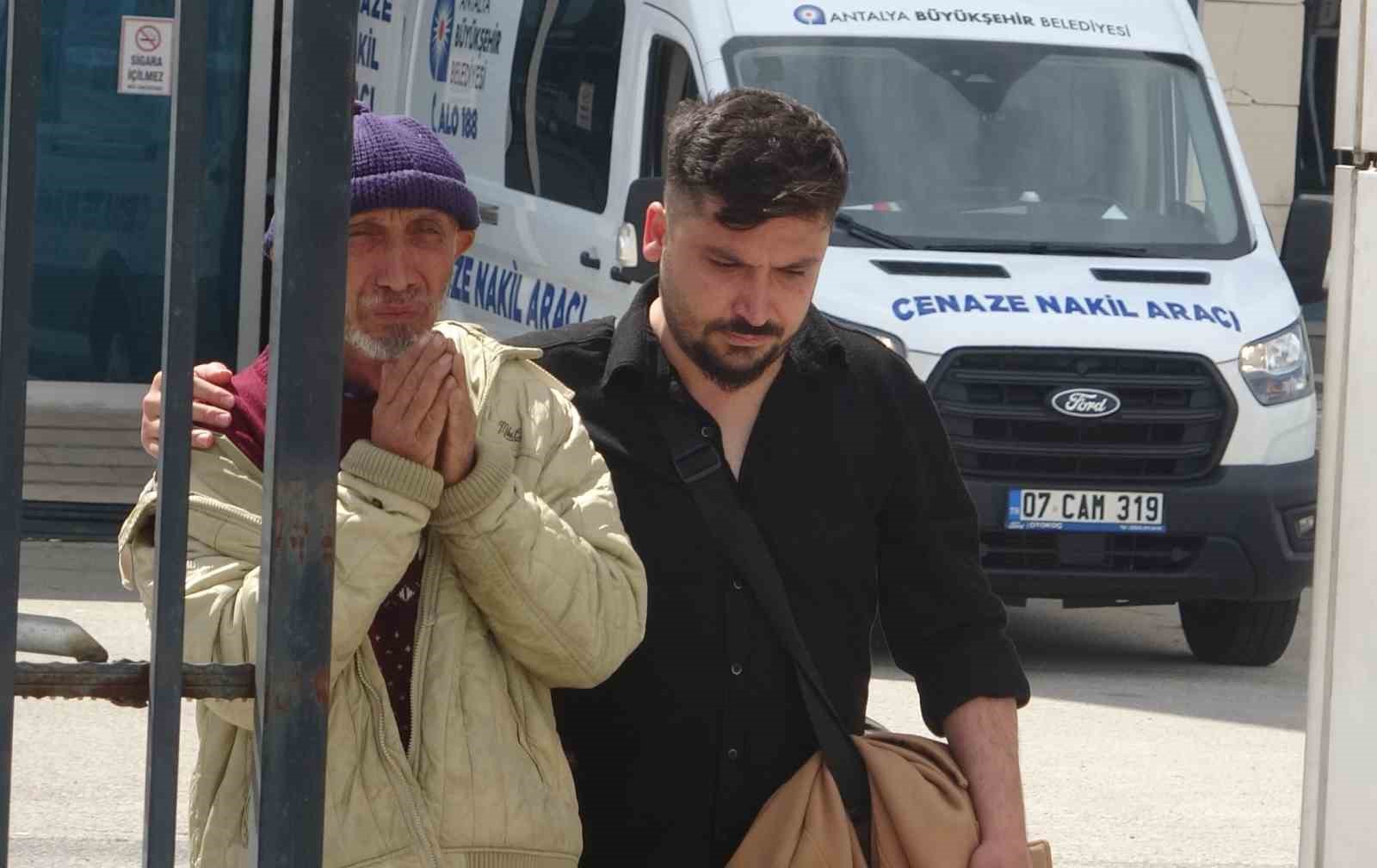 Antalya'da gözyaşları sel oldu! Memleketlerinden gelen yakınları kahroldu