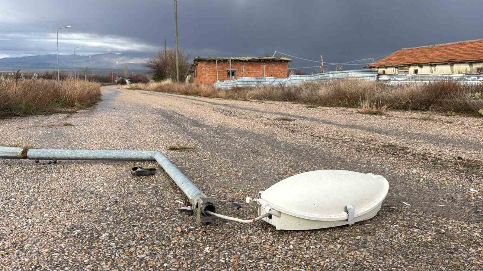 Afyon Çay'da direk devrildi