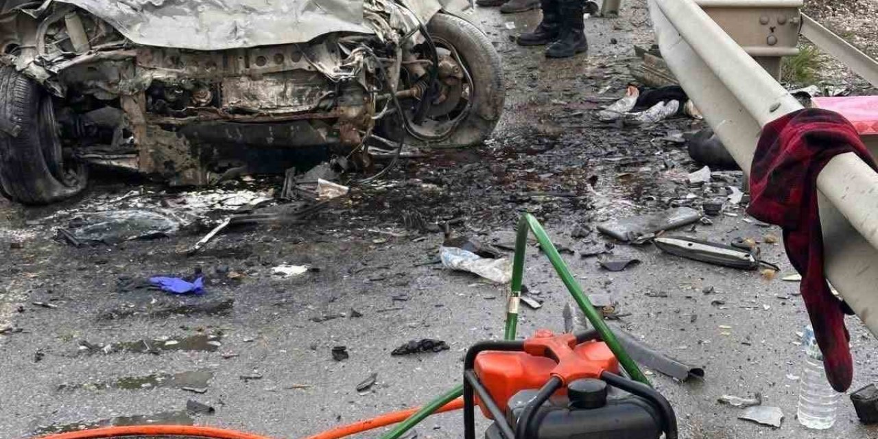 Kafa kafaya çarpışan otomobiller 4 kişiye mezar oldu