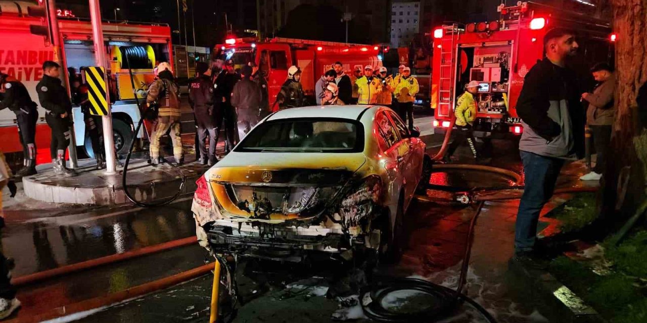 Araç kiralama şirketinde yangın çıktı, 15 araç alevlere teslim oldu