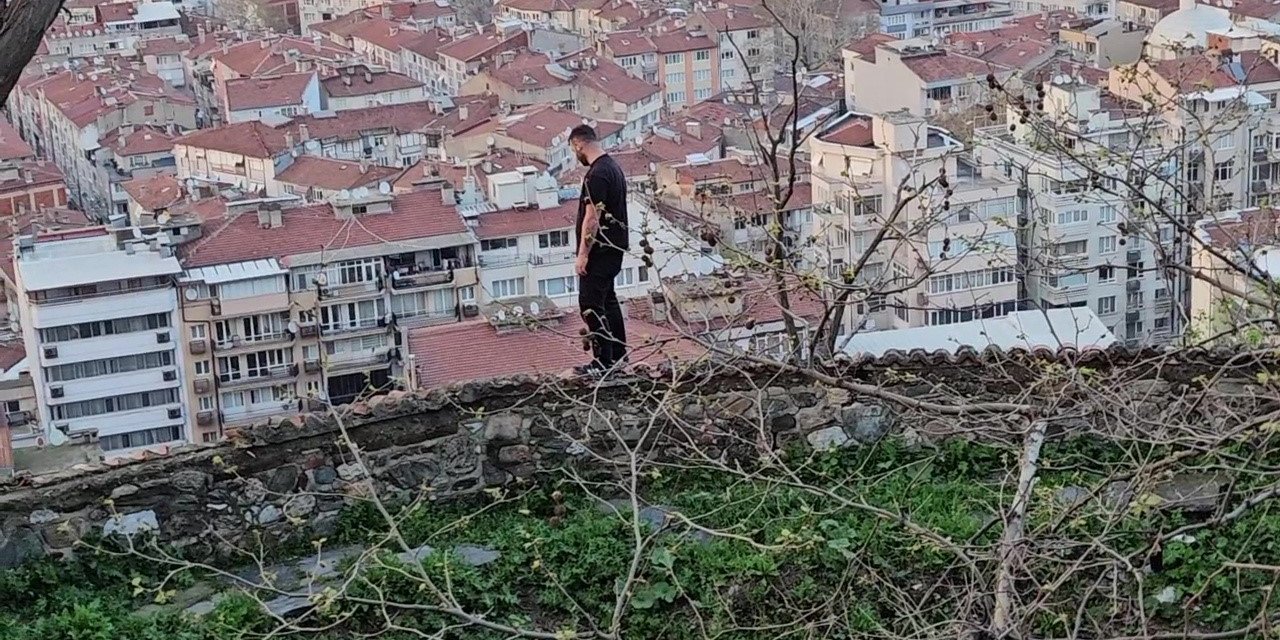 Atlamak için surlara çıktı, ayağı kayınca düşüp yaralandı