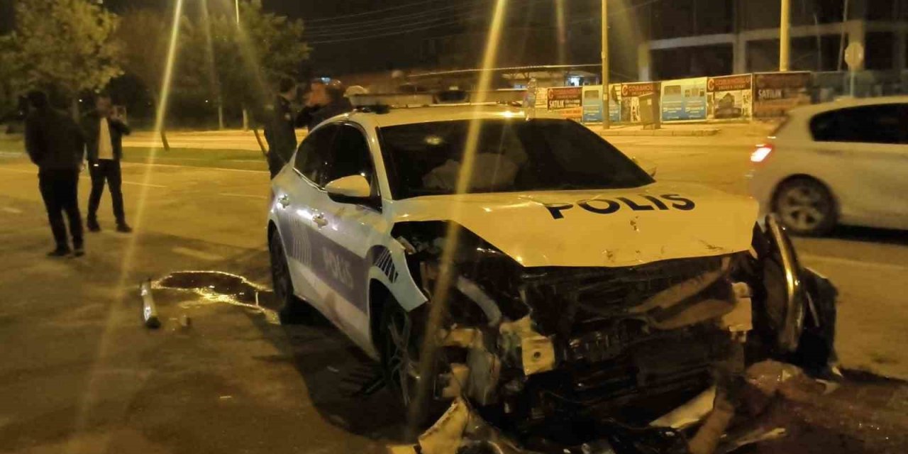 Polis otosuna çarpıp patlamış lastiklerle kaçtı, park halinde bulundu