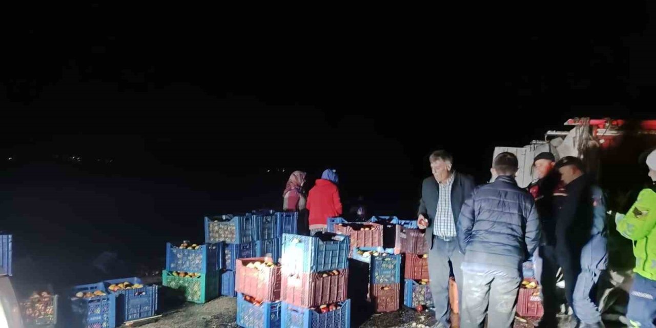 2 Ton Elma Yola Saçıldı: Köylüler Yardıma Koştu