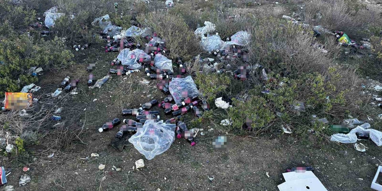 Skandal Görüntüler! Tarihi Geçmiş Yüzlerce Şişeyi Buraya Boşalttılar