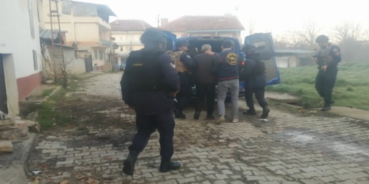 Yaşlı adam benzin bidonuyla köyü birbirine kattı