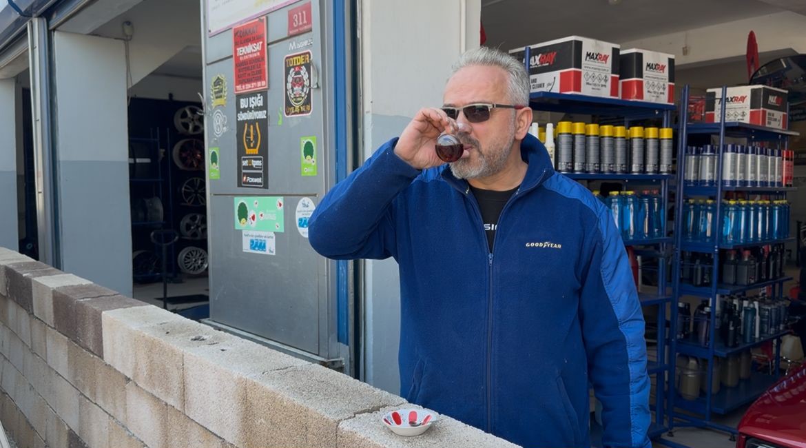 Dükkanın önüne duvar ördü, kiracısı isyan etti: "Bizi açık cezaevine çevirdi"