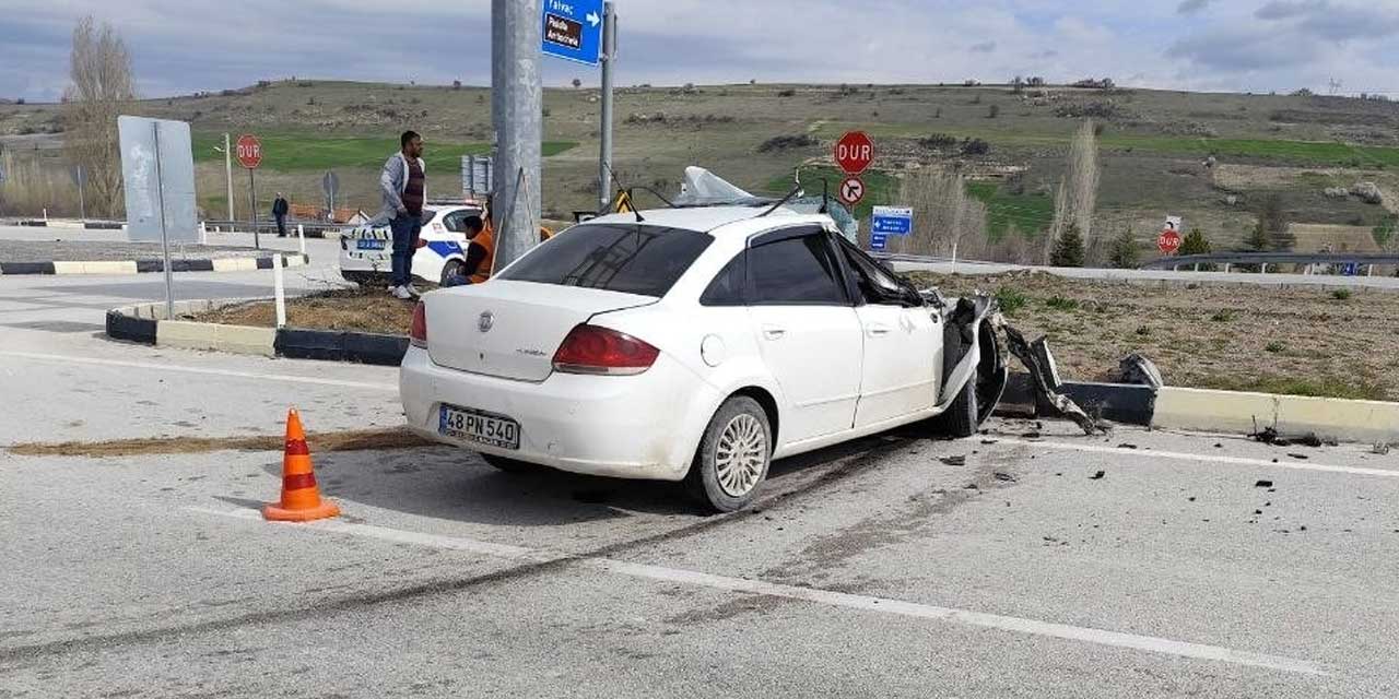 D-350'de Korkutan Sabah: Kamyonete Çarpan Otomobil Kağıt Gibi Ezildi