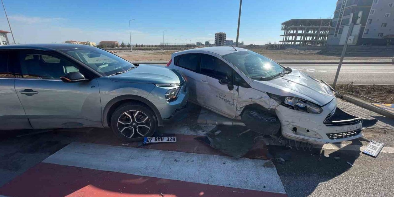 Cana değil mala geldi! Kaza hasarla atlatıldı