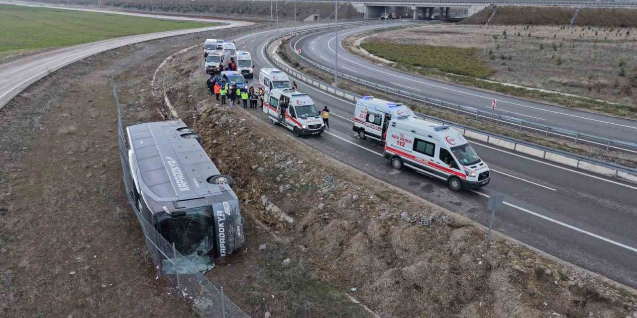 Virajı alamayan Kapadokya Vıp yolcu otobüsü devrildi: 23 yaralı