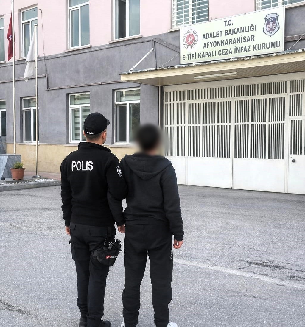 Hırsızlık suçundan aranan şahsı polis yakaladı
