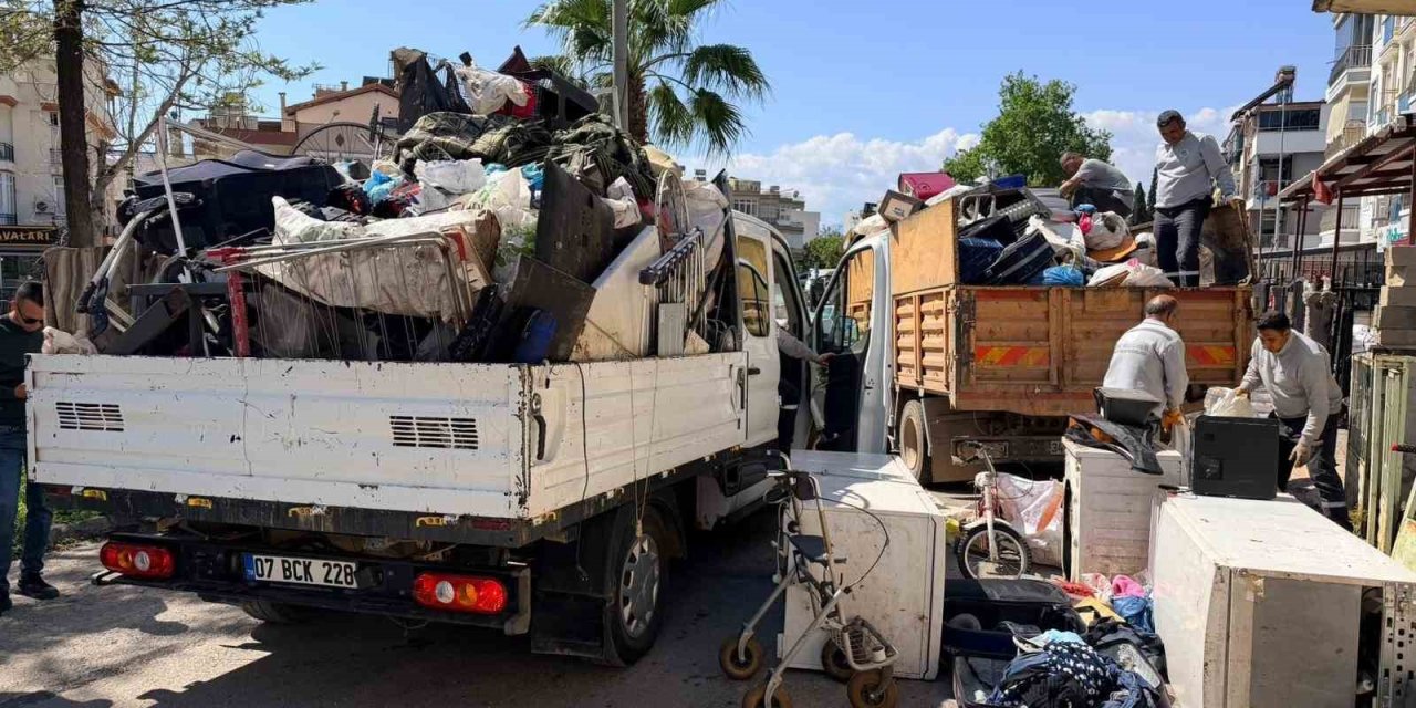 İlçenin çöpünü evinde toplamış