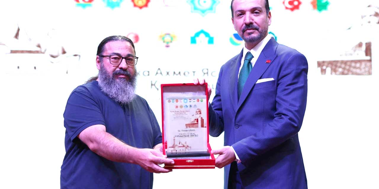 NEÜ’lü Sanatçıya Kazakistan’da Anlamlı Ödül