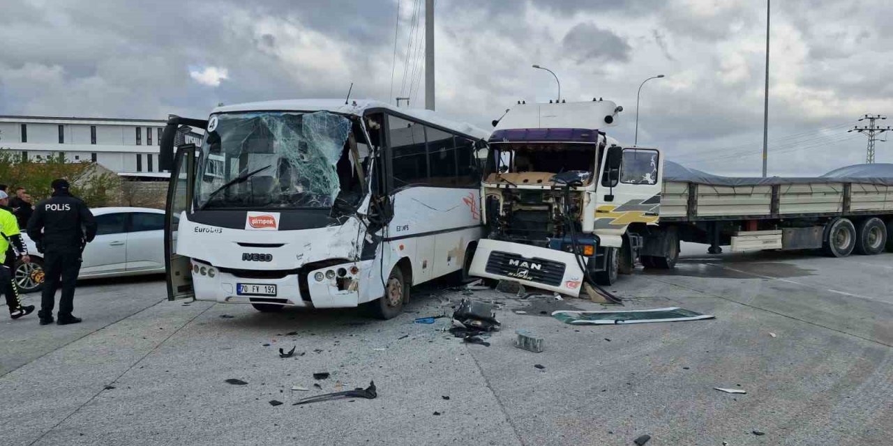 Bisküvi fabrikasının servisi tırla çarpıştı: 12 yaralı