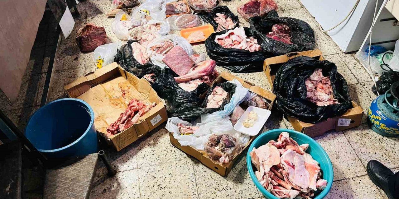 Kasap dükkanında mide bulandıran görüntü