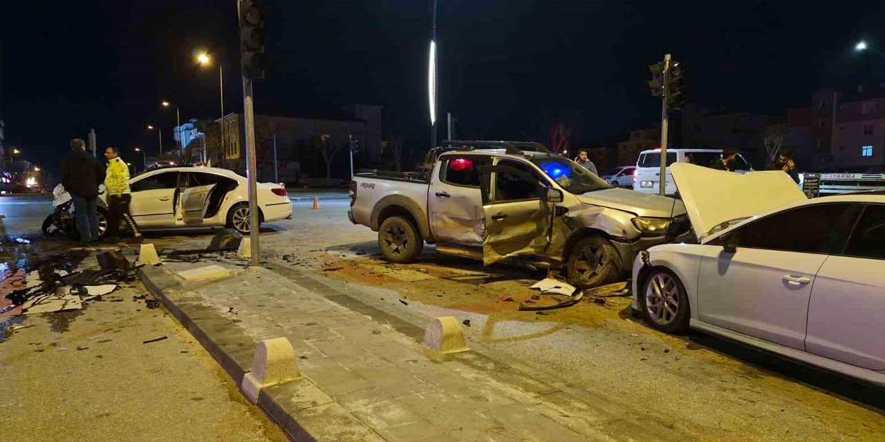 Kavşakta korku dolu anlar! Önce ikisi çarpıştı talihsiz araç da kazaya karıştı