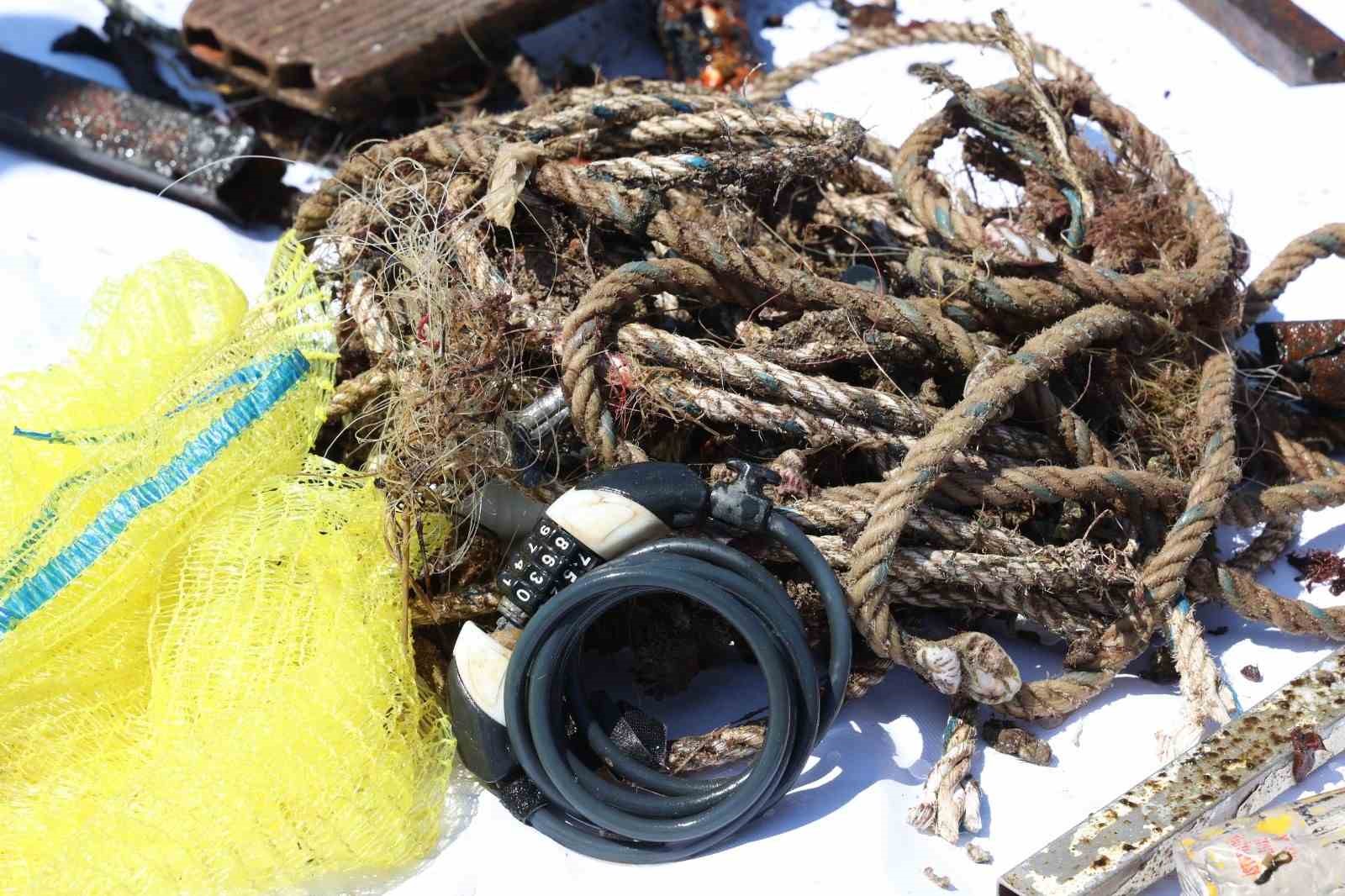 İskele Parçası Bile Çıktı! Konyaaltı Sahili’nde Temizlik: Denizden Çıkanlar Şaşırttı