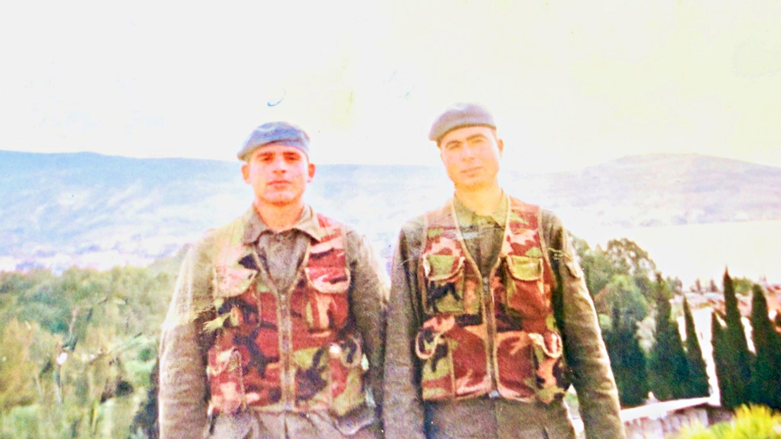 30 yıllık vefa! Şehit silah arkadaşının annesinin elini öptü