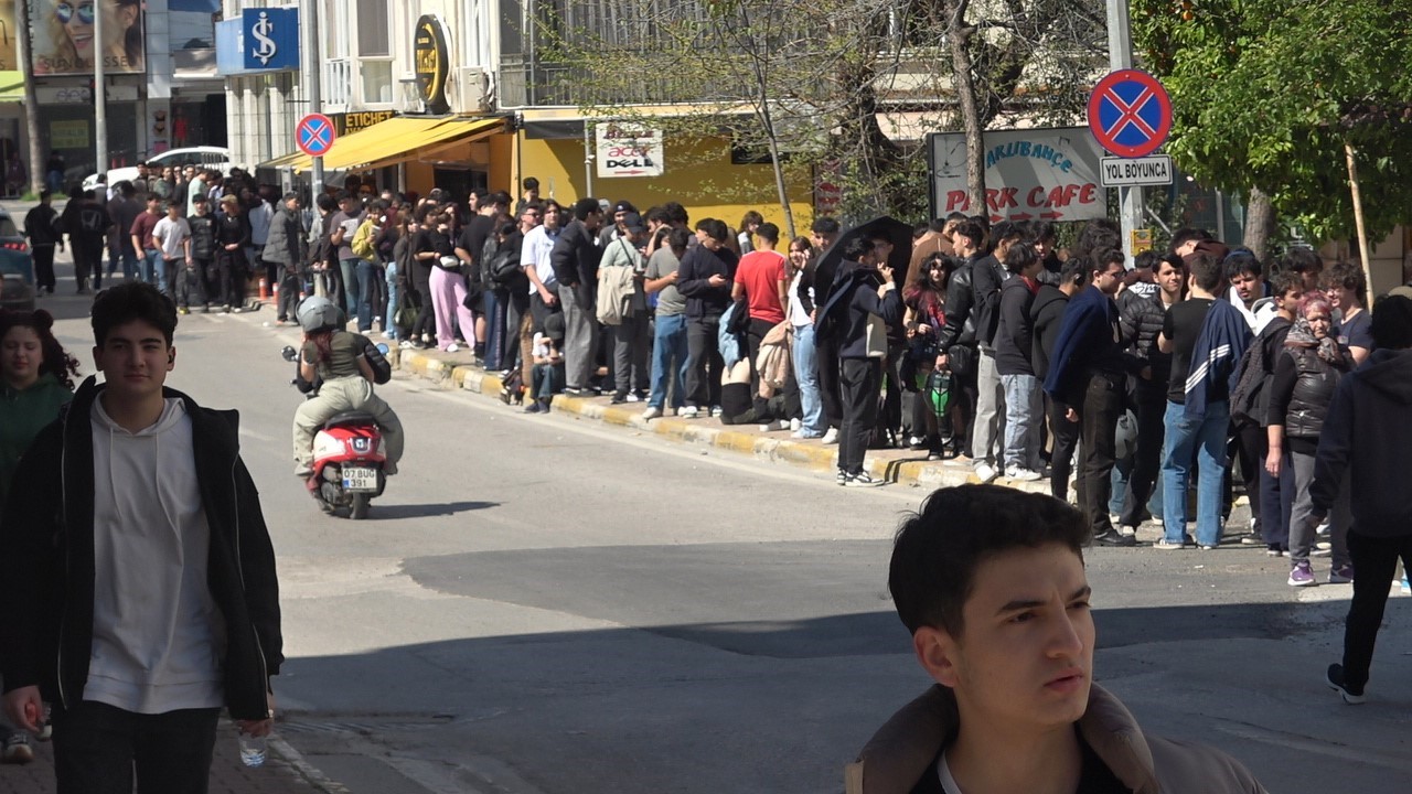 Antalya'da indirim var dendi sokakta kilometrelik kuyruk oluştu