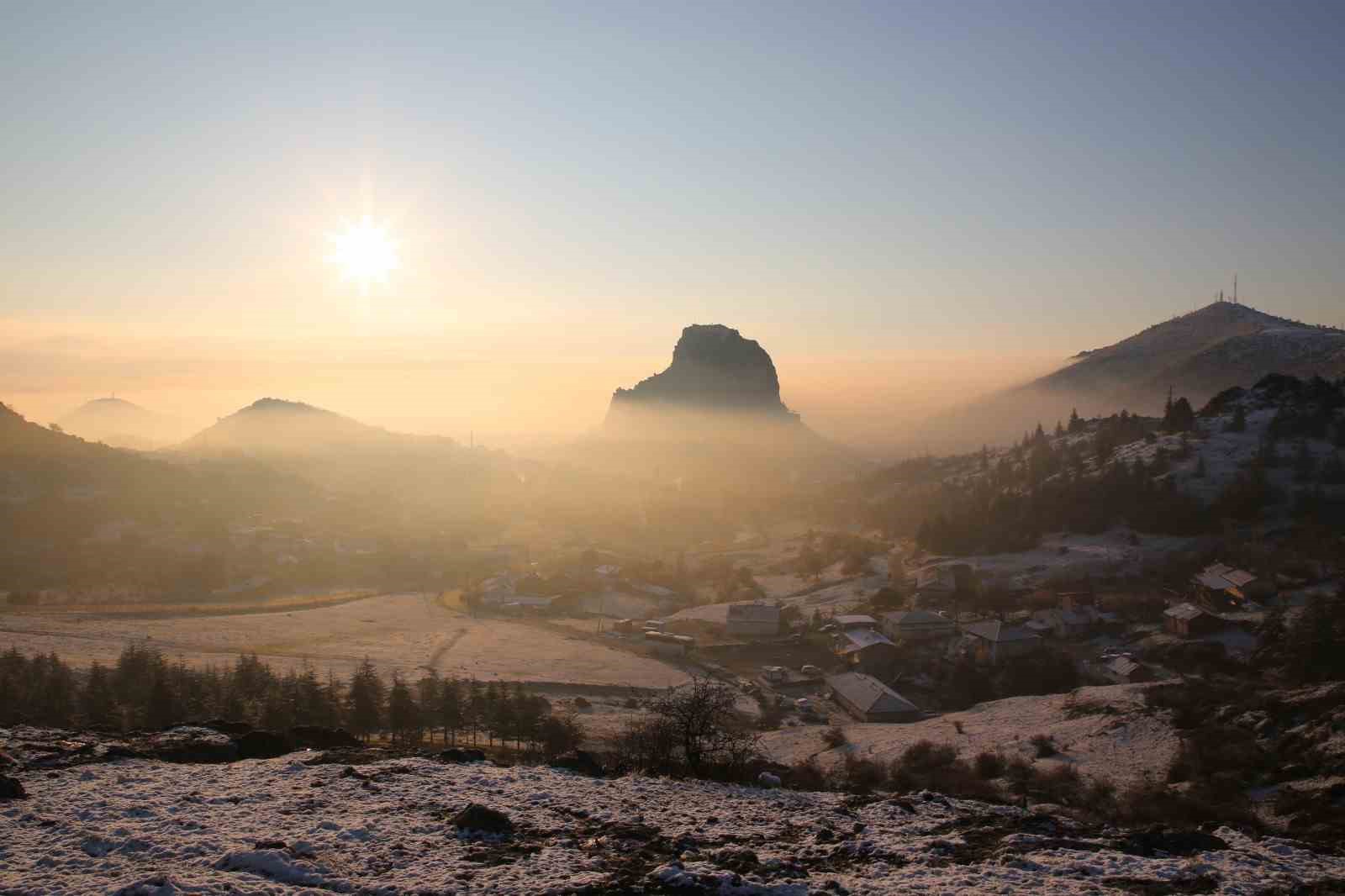 Afyon'un simgesi bulutlar arasında kaldı