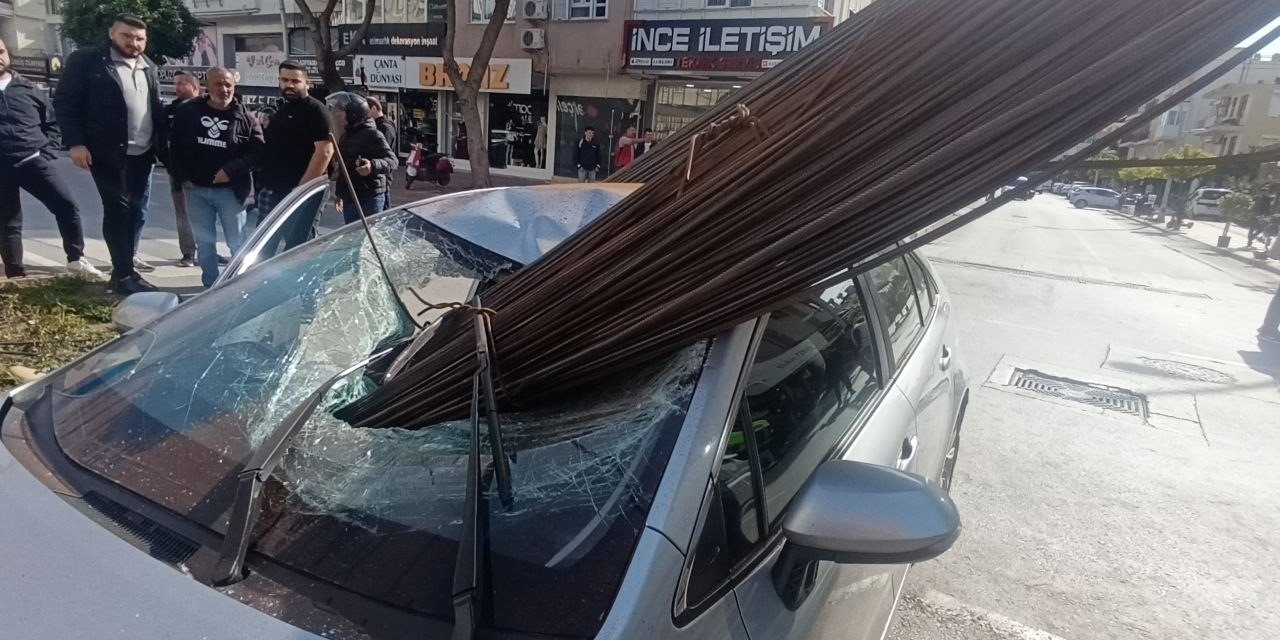 İnşaat Demirleri Otomobilin Camından İçeri Girdi: Facianın Eşiğinden Dönüldü!