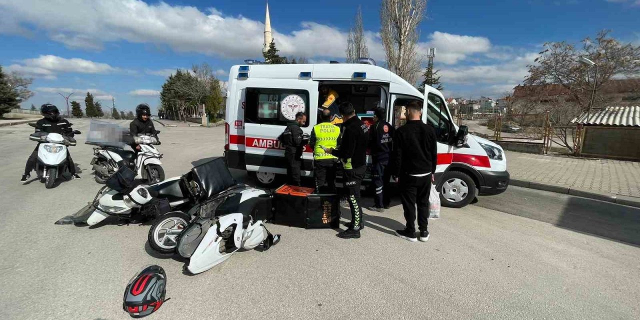Sipariş götüren motokuryeler çarpıştı