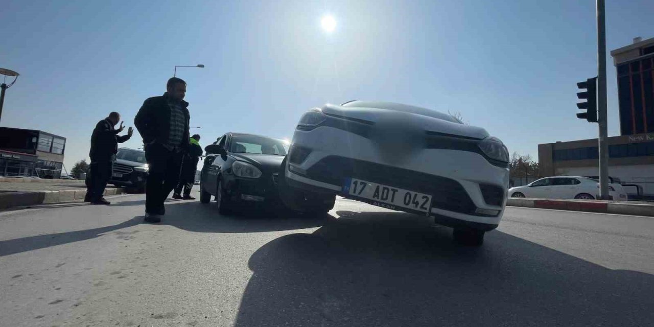 Görenler Telefonuna Sarıldı: Otomobiller Üst Üste Çıktı!