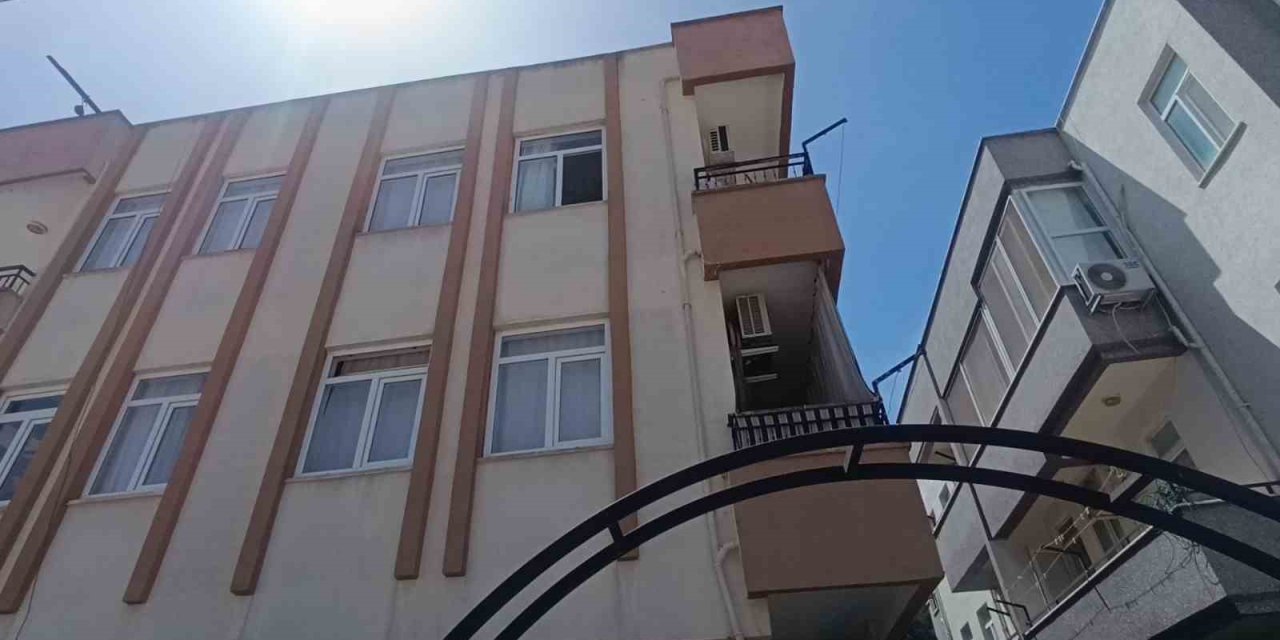 İkinci kattan düşen küçük çocuk olayı kırıklarla atlattı