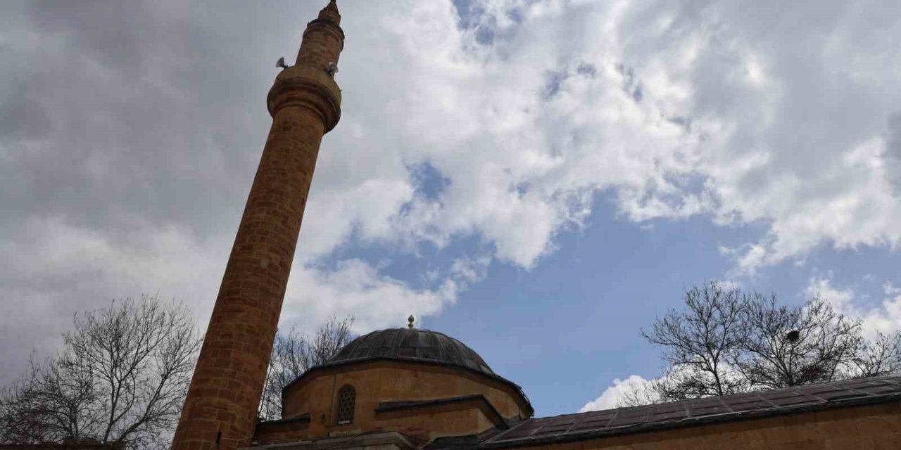5 asırlık miras Ahi Evran Camii dökülüyor