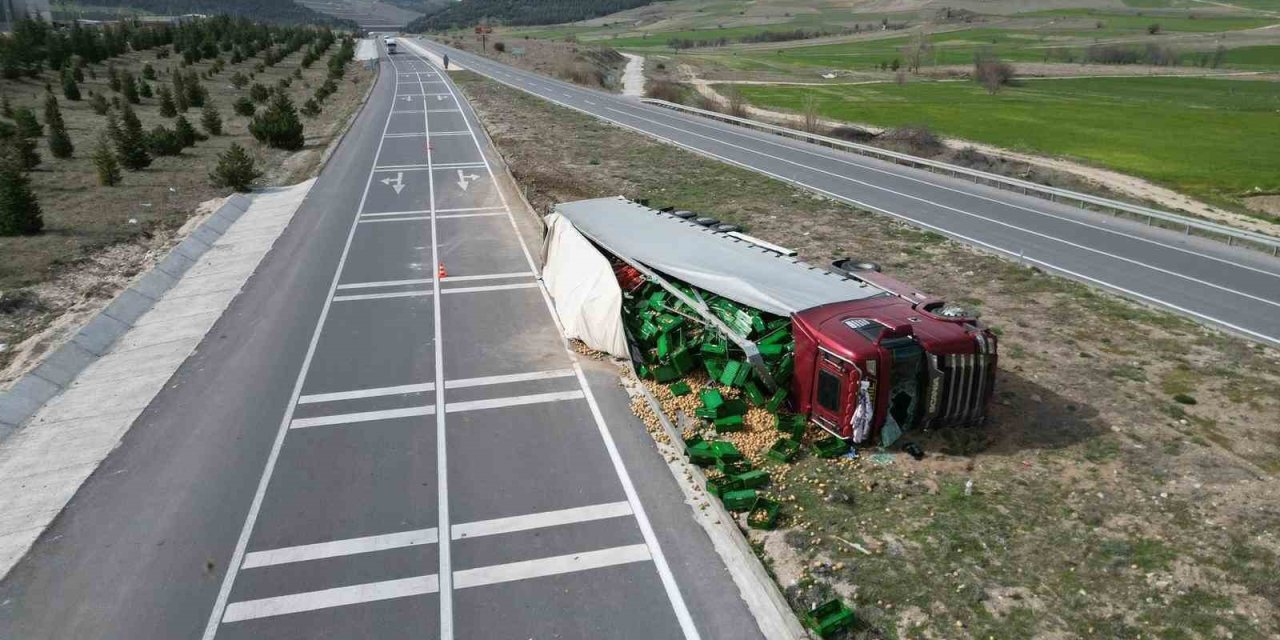 Konya plakalı patates yüklü tır devrildi
