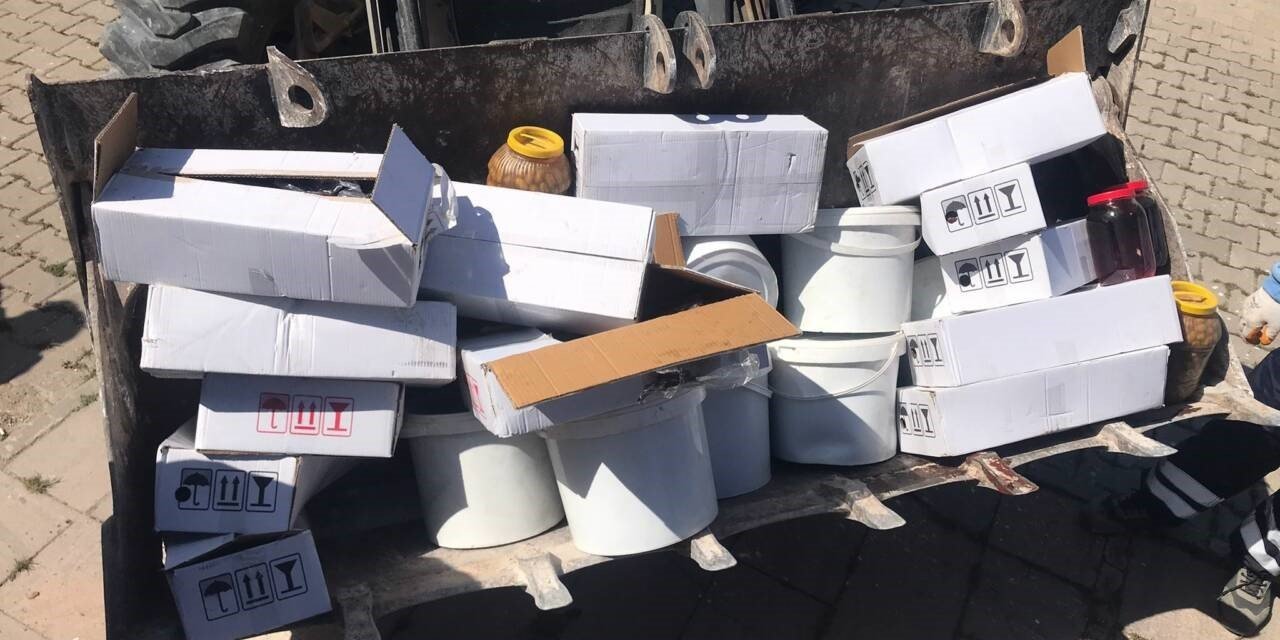 Kamyondaki 4 ton kaçak gıda ürünü imha edildi
