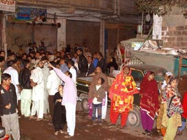 Pakistan'da 5,8'lik deprem halkı sokağa döktü