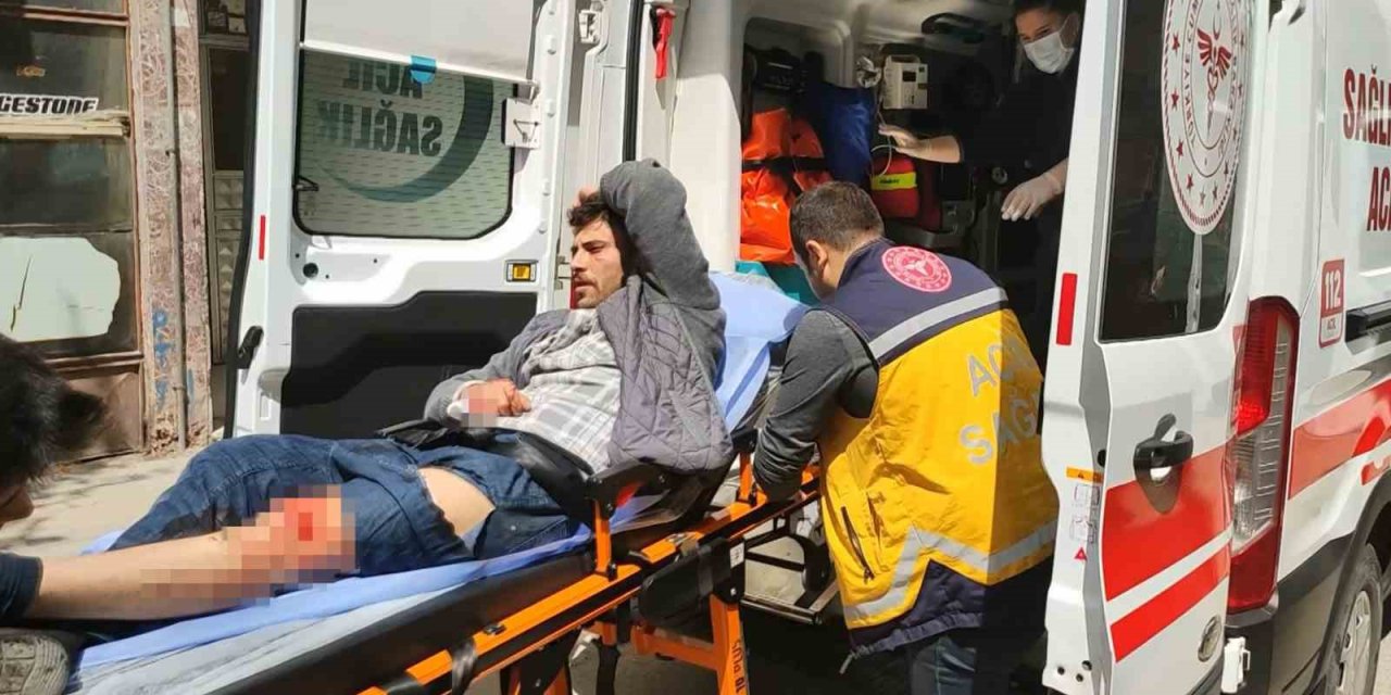 İki kardeş tartıştıkları genci bıçaklayıp kaçtı