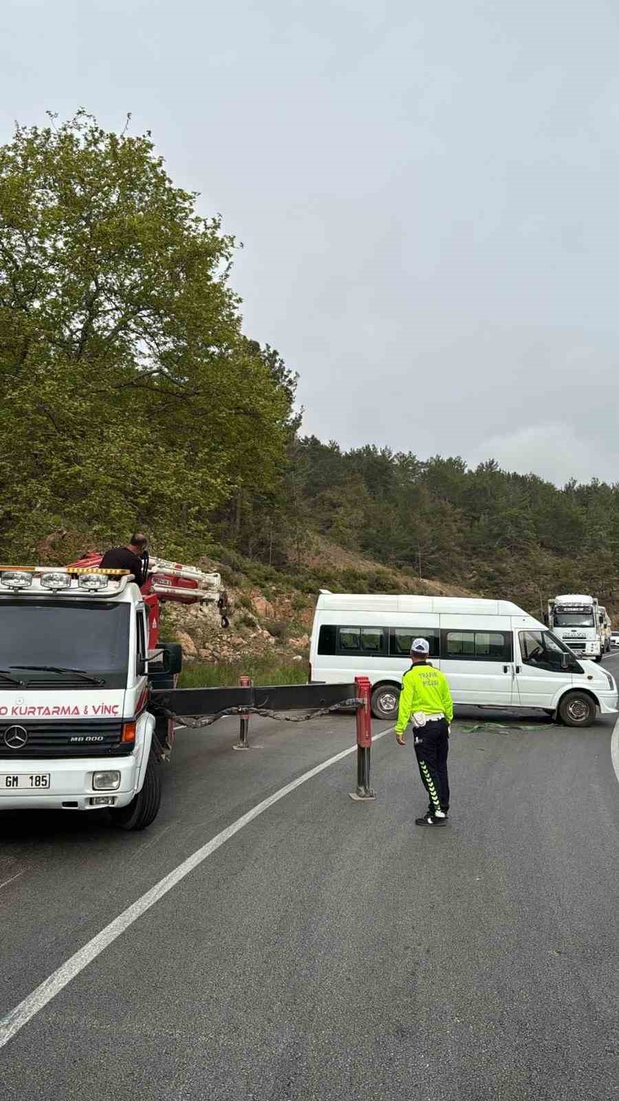 Gazipaşa'da mlinibüs yoldan çıktı: 2 yaralı