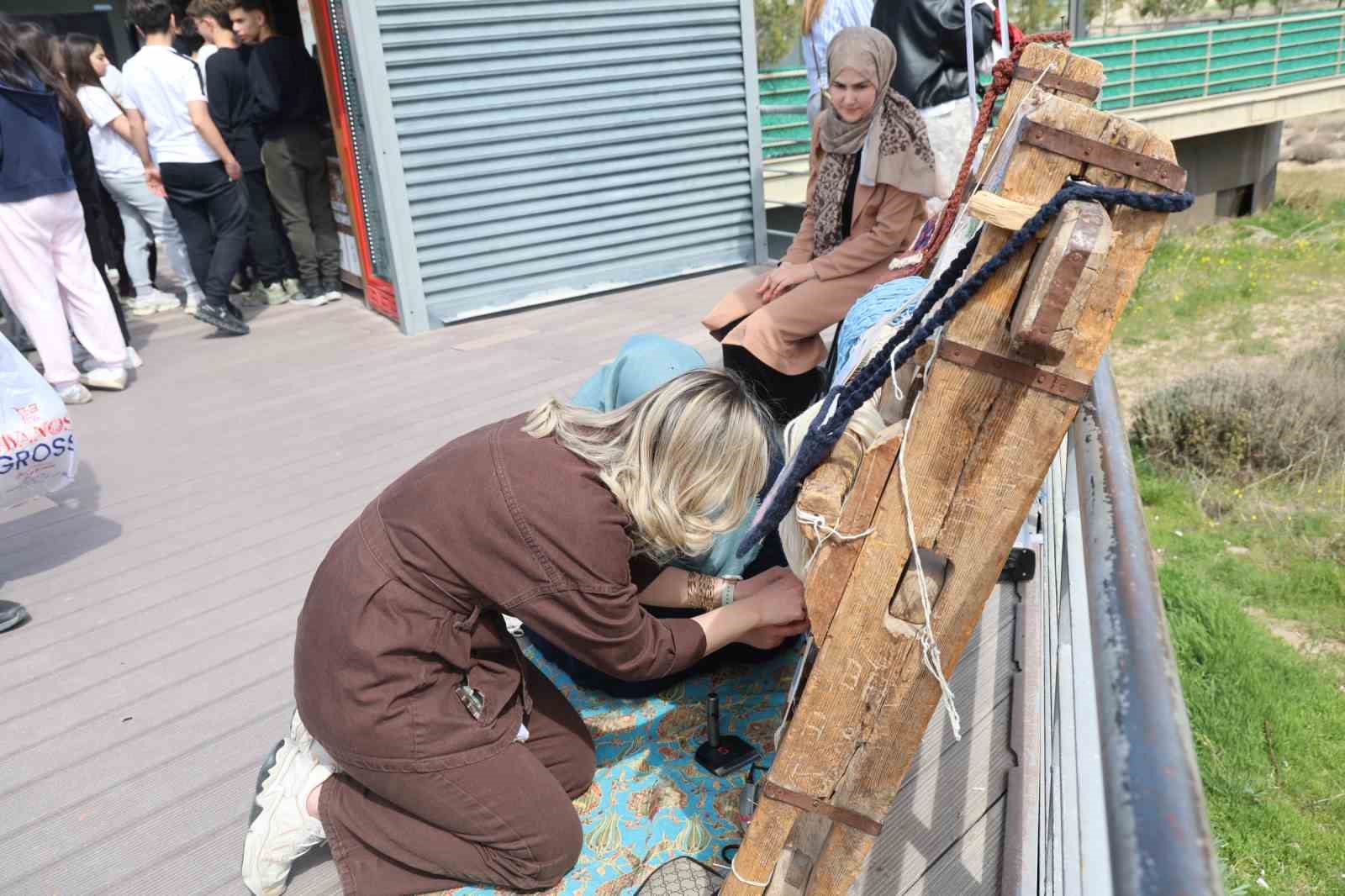 Turistler işçi gibi çalıştı