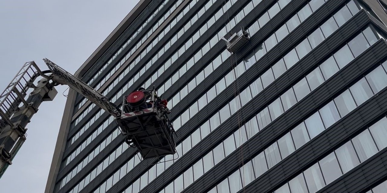 Dış cephede cam silerken 52 metrede mahsur kaldılar