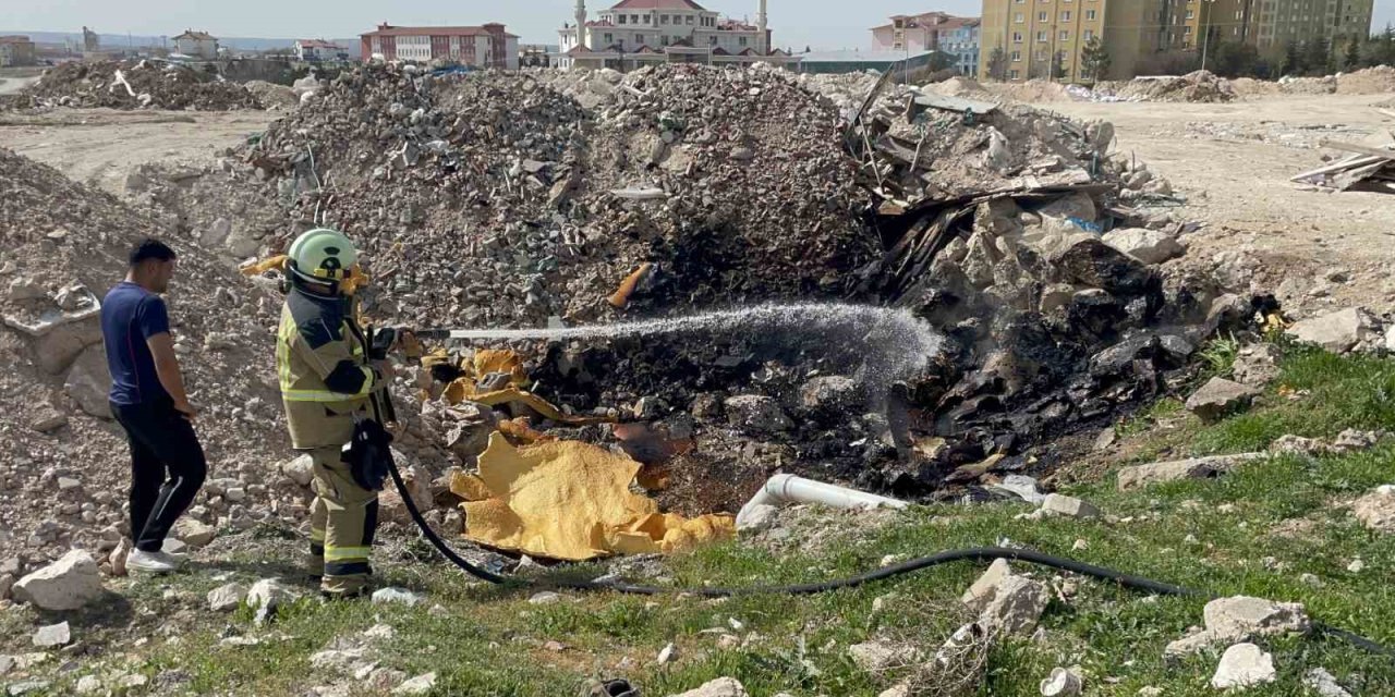 İnşaat alanındaki atıklar tutuştu, itfaiye tam zamanında yetişti
