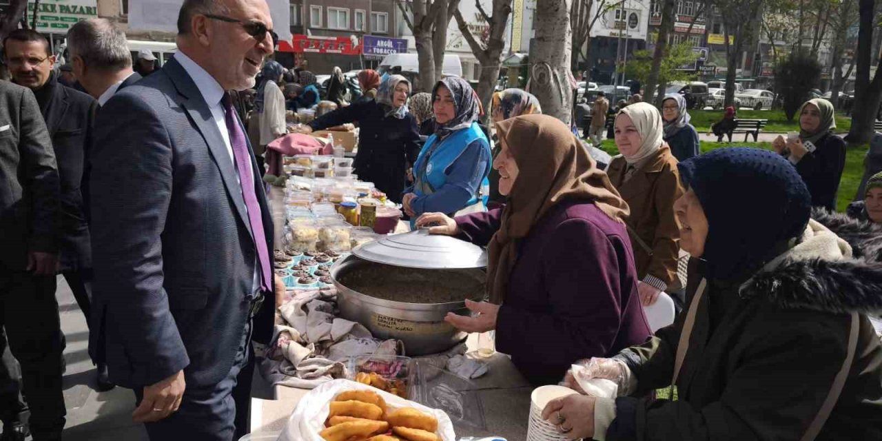 Evlilik Yolundaki Gençlere Hayır Çarşısı Kuruldu