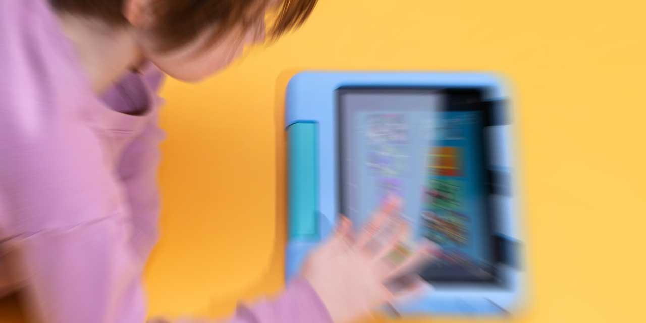 Uzmanından önemli açıklama! Çocuğunuzun elinden tableti telefonu almayın