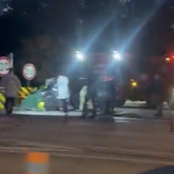 Beton bariyere çarpıp yandı araçtan çıkamadı