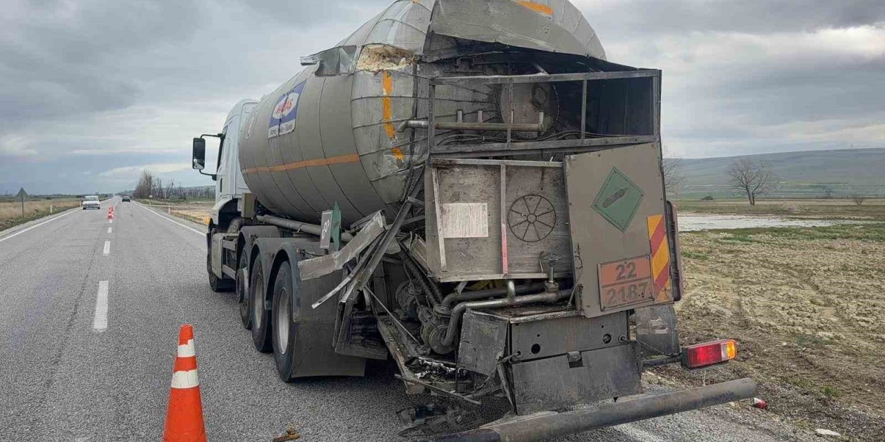 Kamyon ve tankerin karıştığı kazada faciadan dönüldü