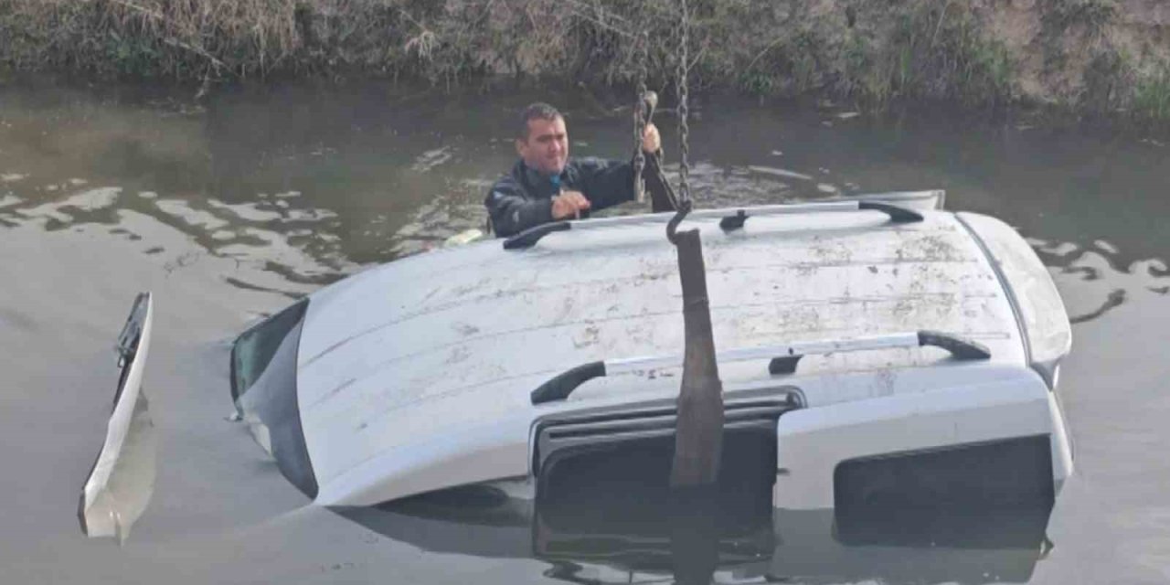 Su dolu kanala gömülmüş araç ekipleri alarma geçirdi