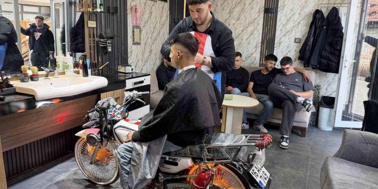 Motosikleti berber koltuğuna dönüştürdü, gençler sıraya girdi