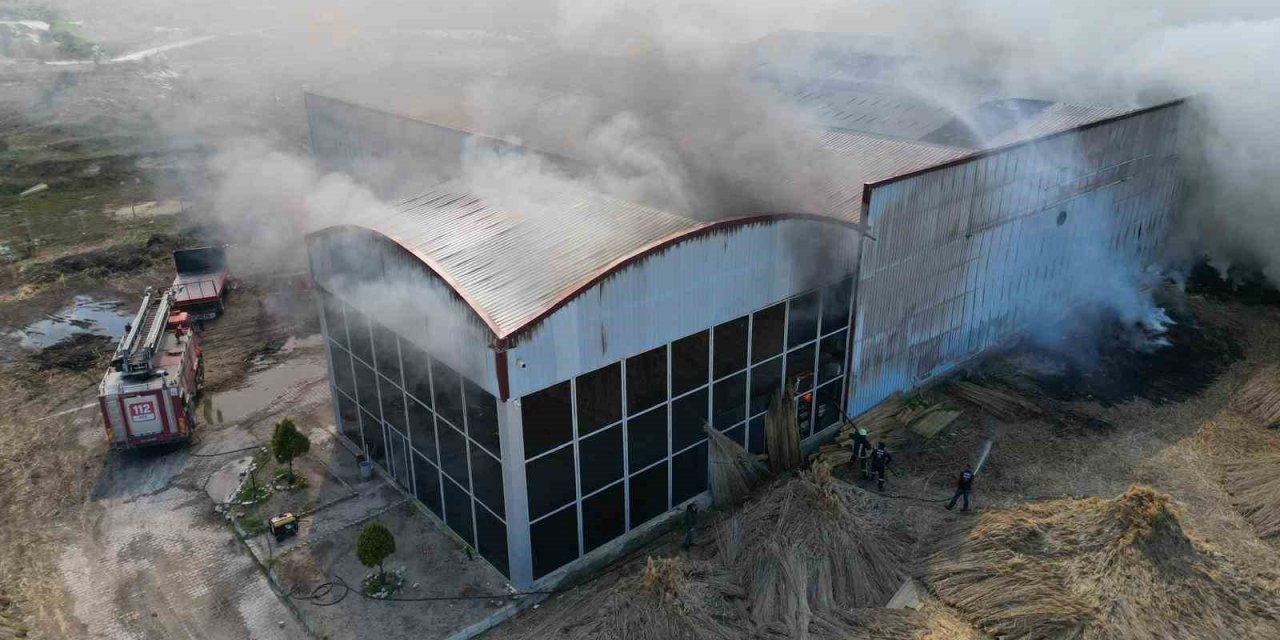 Fabrika yangınında duman ve alevler metrelerce yükseğe çıktı